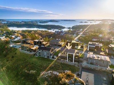 Åros/Søgne - stor enebolig med dobbel garasje og leieinntekter - totalt BRA 348m² - solrikt og barnevennlig