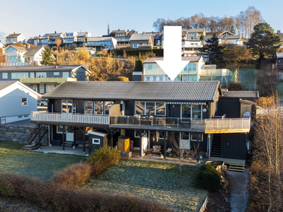 Sentrum - Attraktiv 1/2 part med flott beliggenhet. Panorama utover sjøen og byen. Svært solrikt med sen kveldssol.