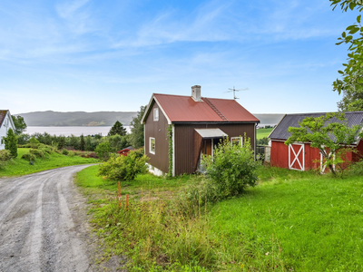 Sjarmerende og koselig enebolig med landlig og attraktiv beliggenhet | Fantastisk utsikt og gode solforhold | Uthus