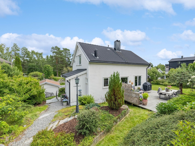 Sjarmerende og velholdt enebolig med store, flotte uteområder | God parkering | Stor, solrik terrasse