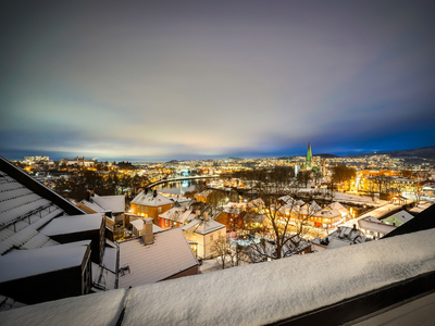 Sjelden 4(5)-roms selveier i toppetasje | Fantastisk utsikt & svært gode solforhold | Privat takterrasse | P-plass!