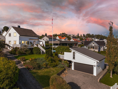 Sjønær enebolig over 3 plan - 4 sov - Dobbelgarasje med hagestue - Idylliske uteplasser og nydelig utsikt!