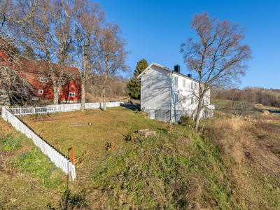 Småbruk på ca. 21 mål med idyllisk beliggenhet og flott utsikt. Dobbelgarasje og låve. Ingen boplikt