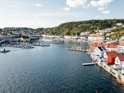 Sørlandsperle i Risør! Sjelden mulighet rett i vannkanten på Holmen med egen brygge og 2 garasjeplasser. Ingen boplikt.