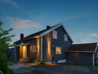 Stor enebolig med garasje | Flott terrasse | Vid og nydelig utsikt | 4 soverom | Mye bodplass | Landlig, men sentralt