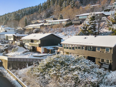 Stor enebolig med hybel. Barnevennlig blindvei med utsikt utover Kalandsvannet. Garasje og skjermet uteplass.