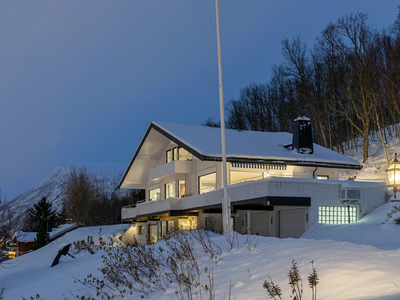 Stor og innholdsrik enebolig beliggende på en av de flotteste tomtene i Tromsdalen!