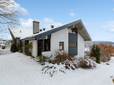 Storslagen og innholdsrik enebolig med fantastisk utsikt over Trondheim. 5 soverom - Dobbeltgarasje