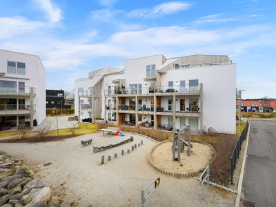 Strøken og moderne 3-roms leilighet fra 2019 | Vannbåren varme | Attraktiv beliggenhet | Heis | Garasjeplass