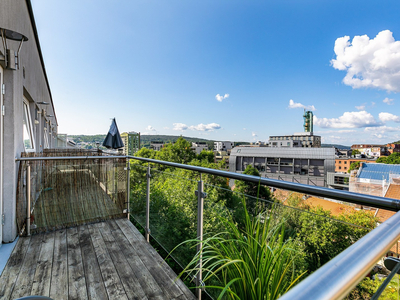 Super-sentral 1-roms med balkong. Luftig plassering øverst i bygget. Felles solrik takterrasse med herlig utsikt. Heis.