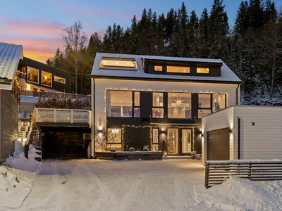 Svært flott familiebolig i barnevennlig og etterspurt område | Garasje m/ lader + carport | Takterrasse | Nydelig utsikt