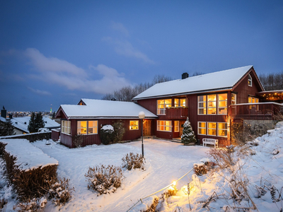 Svært romslig arkitekttegnet enebolig med utleie/generasjonsbolig. Fantastisk utsikt, sol fra morgen til kveld. Blindvei