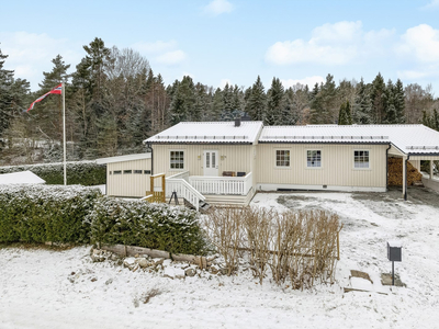 Tiltalende og innholdsrik enebolig over to plan | Solrik tomt, carport og skjermede uteplasser | Barnevennlig og rolig!