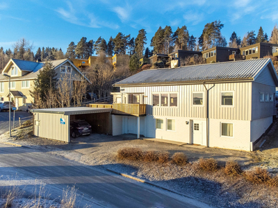 Velholdt enebolig med garasje/carport flott og sentrumsnær beliggenhet. Panorama utover fjorden og byen.