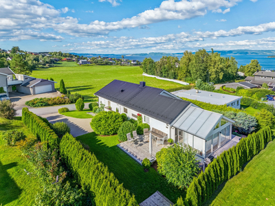 Velholdt enebolig med sentral beliggenhet. Gode solforhold og sjøutsikt. Pent og skjermet uteområde. Garasje. Vinterhage