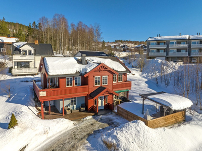 Velholdt, energivennlig og pen bolig | 2 bad og 3/4 soverom | Familievennlig boligområde nær skole/marka | Garasje