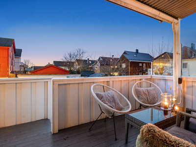 Velholdt og lys leilighet med solrik terrasse, stort tilhørende kjeller-rom med egen inngang og parkeringsplass.