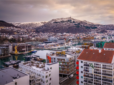 Velplassert 2-roms hjørneleilighet i 5. etg. med 14 m² innglasset balkong og flott utsikt. Attraktiv beliggenhet! Heis.