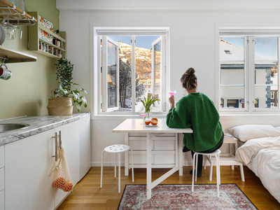 Eie istedenfor leie? Meget sentral studioleilighet like ved bybane, trening, HVl. og butikk - Varmtvann inkl. - Bør sees