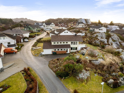 Enebolig i populært boligområde med nydelig utsikt!