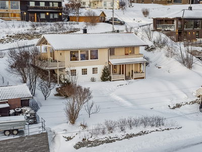 Enebolig med utleie, garasje og fantastisk utsikt |Stor eiendomstomt i et rolig boligområde nær Bodømarka