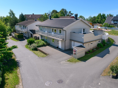 Godt vedlikeholdt del av tomannsbolig i populært boligområde med kort vei til sentrum og skole.