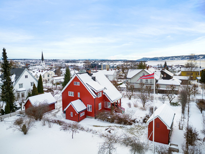 HAMAR/SAGATUN - Stor og flott villaeiendom med attraktiv beliggenhet. Nydelig og solrik hage. Garasje og uthus.