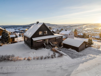 Heggesåsen - Oppgradert enebolig med flott utsikt mot fjorden. Gode solforhold. Dobbeltgarasje med leddport. 3(4) sovero