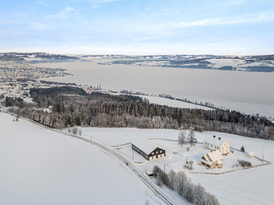 Helgerud gård: Fantastisk eiendom med oppgradert våningshus og kårbolig. Nydelig Mjøsutsikt og herskapelig idyll.