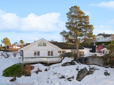 Huset som plutselig var dobbelt så stort som man trodde. Tusleavstand til vannet, solrikt, 3 sov og med et drømmekjøkken