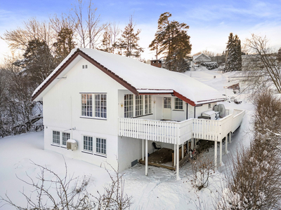 Innholdsrik enebolig på 2 plan - 4 soverom - 2 bad - Terrasser - Utsikt - Garasje