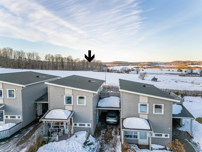 Kjedet enebolig på Borre med 3 egne uteplasser og gode solforhold. HTH kjøkken, 2 stuer, 2 wc og 3 soverom. Carport.