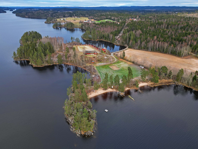 Landlig og idyllisk leirsted rett ved Øymarksjøen - Stort forsamlingslokale - 15 campinghytter - Strandlinje