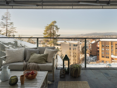 Lekker endeleilighet med panorama utsikt og sen kveldssol. Stor terrasse, heis og parkering i oppvarmet garasje m/ lader