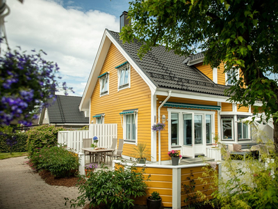 Lekker og romslig enebolig over 3 plan - Barnevennlig i blindvei - Gode solforhold - Dobbel garasje - Flytt rett inn!