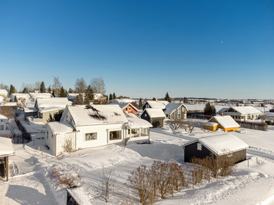 Lena - Enebolig med solrik og barnevennlig beliggenhet rett nord for Lena sentrum - garasje - utsikt