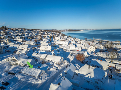 Lettstelt enebolig på én flate - solrike uteplasser - herlig atrium - garasje - ingen boplikt!