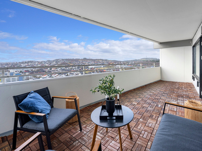 Luftig leilighet i byggets toppetasje (16. etg) - Panoramautsikt - Nytt bad - Sørvest-vendt balkong