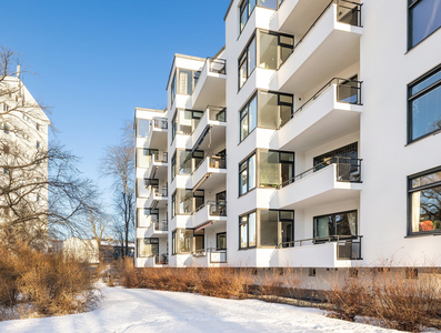 Lys og gjennomgående 3(4)-roms oppussingsobjekt. Solrik balkong, felles hage og sentral beliggenhet. Parkering*