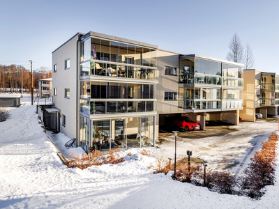 Lys og solrik hjørneleilighet med heis og carport, felleskostnader uten fellesgjeld: kr 5 954,- inkl. bl.a. fjernvarme