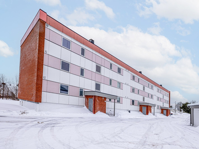 Meget pen 2-roms andelsleilighet med praktisk planløsning og romslig, solrik balkong. Garasjeplass. Nært det meste.