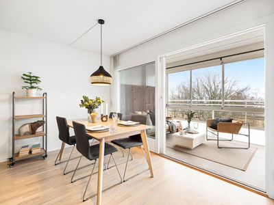 Meget pen 2-roms selveier med heis, stor stue og innglasset balkong på 13 kvm. Lekkert kjøkken fra 2015 *Sentralt