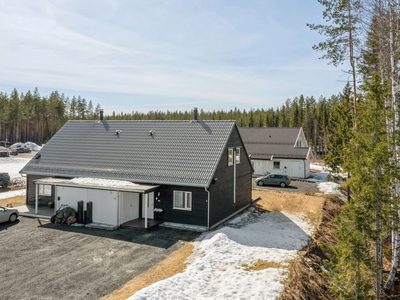 Meget pen og innholdsrik halvpart av tomannsbolig fra 2018. God planløsning over 2 plan. Stor og solrik terrasse på 32m²