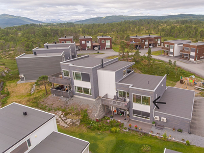 Moderne leilighet med to soverom og carport i Boligparken Silsand, svært attraktivt og barnevennlig område.