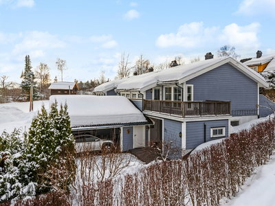 Moderne rekkehus i rolig og barnevennlig område | Flott Mjøsutsikt og solrike uteplasser | Carport med elbillader