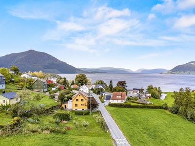 Ny pris! Bolig med stor hage og flott sjøutsikt i Dimmelsvik