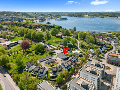 Nydelig vertikaldelt bolig med suveren beliggenhet v/Slottsfjell! Solrikt - Utsikt - Garasje - Kort vei til tog & byen