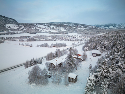 Oppdal - Småbruk på 92 dekar 6 km sør for Oppdal sentrum. Glimrende sol- og utsiktsforhold. Jaktrettigheter.