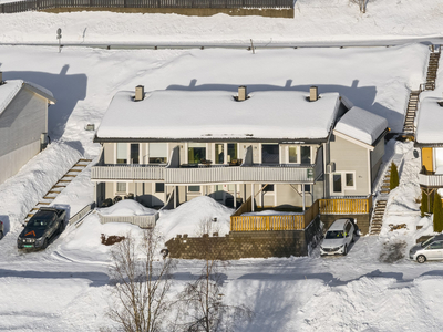 Oppgradert enderekkehus i 2018/19 over to plan med 3 soverom og 2 terrasser. Ligger i endegate i et barnevennlig område.