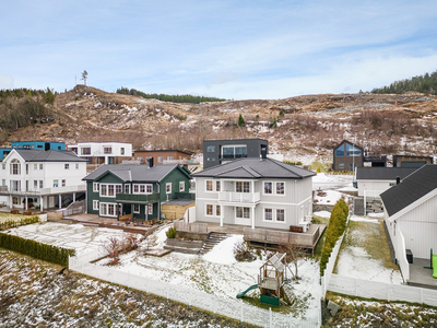 Orkanger - Tiltalende enebolig fra 2016. Solrik tomt med fantastisk utsikt. Dobbelgarasje på 45 kvm. Barnevennlig område